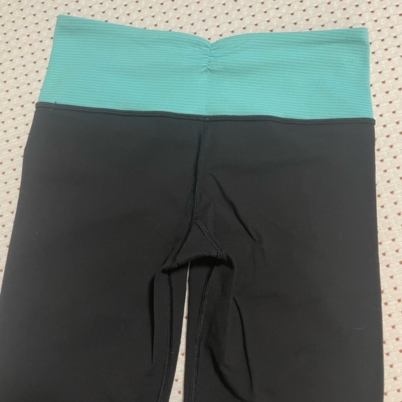 Women 💙🖤Lululemon Gather & Crow Crop
Black/Tonka Stripe Angel Blue, size 4 - Picture 10 of 11